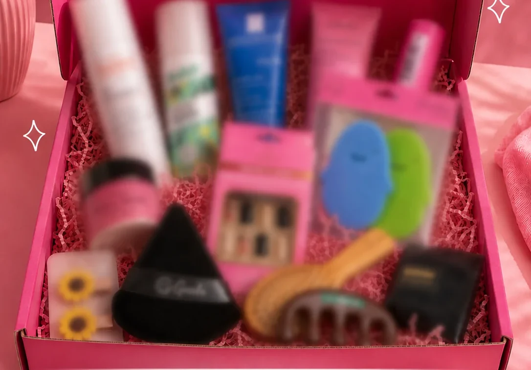 Boîte Mystère Palmarosa ouverte, remplie de dix produits beauté